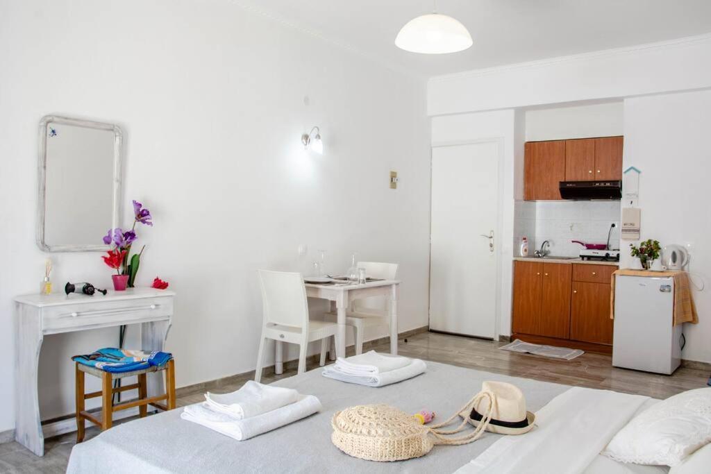White Wave Studio 1 , 3Min Walk From Kamari Beach Esterno foto